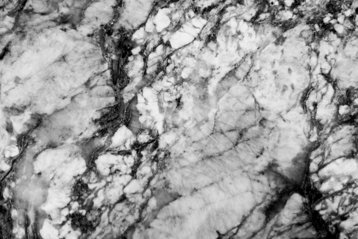 Motifs de marbre noir et blanc complexes et texturés.