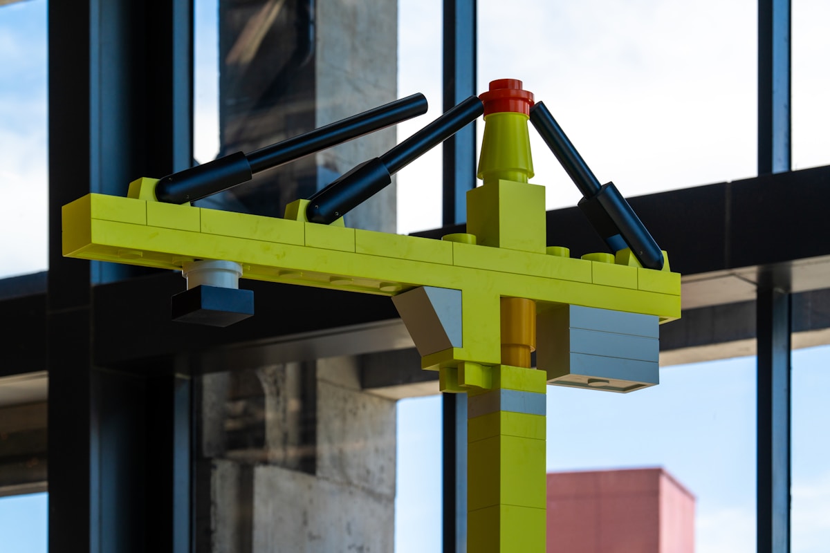 Structure métallique colorée avec des éléments géométriques.