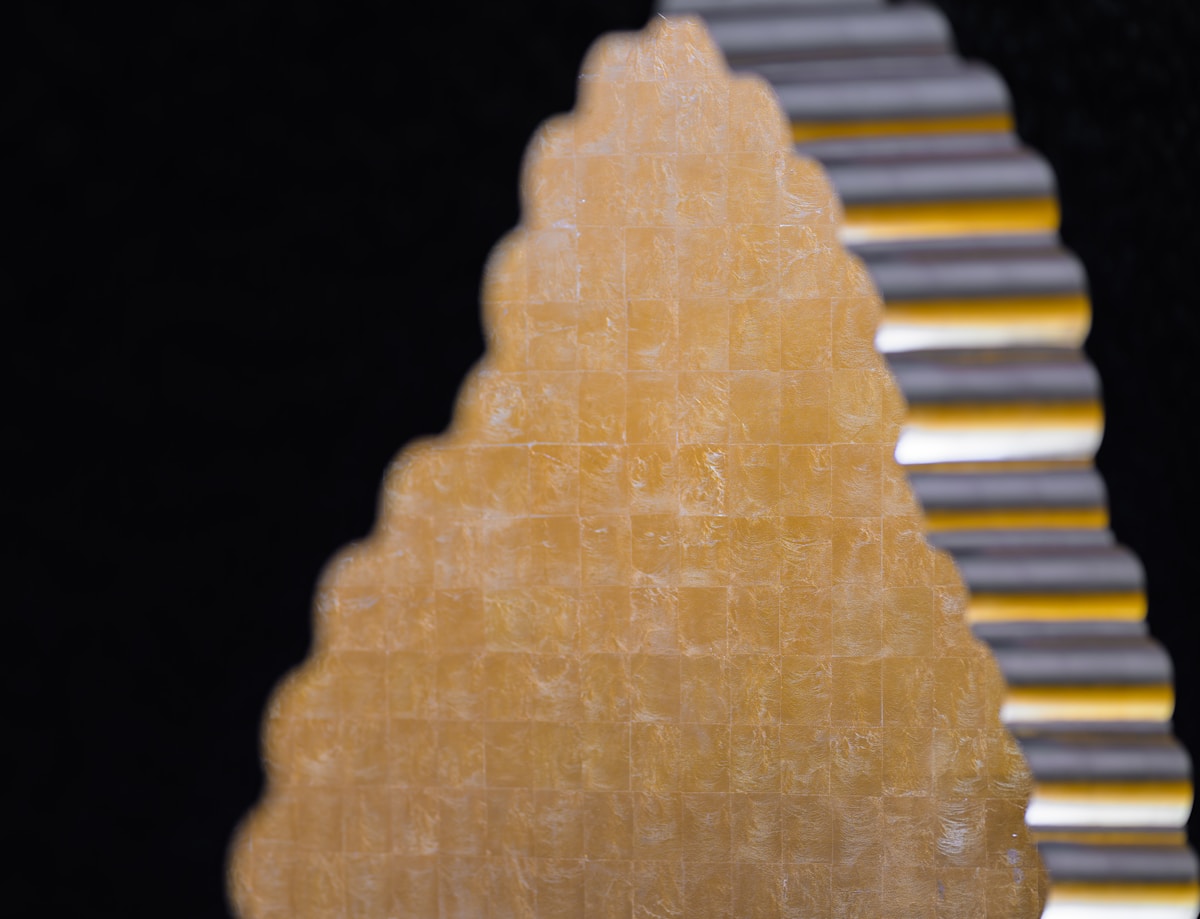 Cristaux jaunes translucides avec motif géométrique.