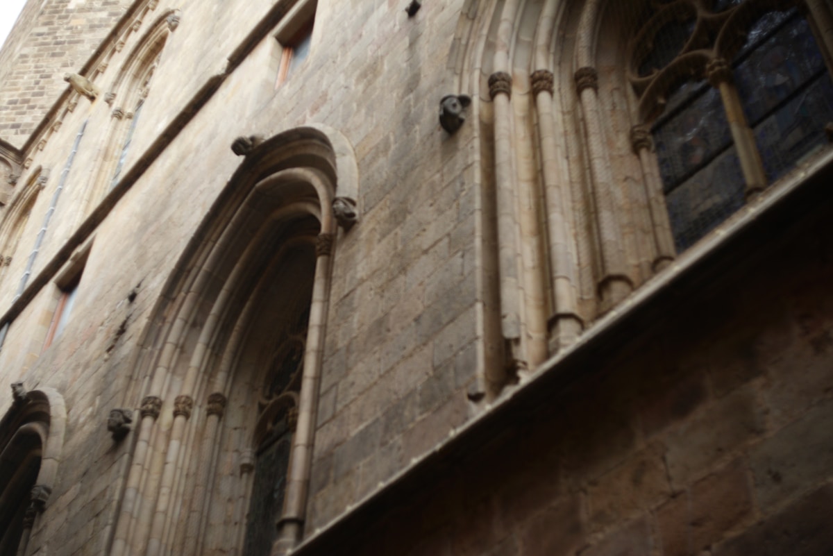 Arches et colonnes d'une cathédrale médiévale en pierre.