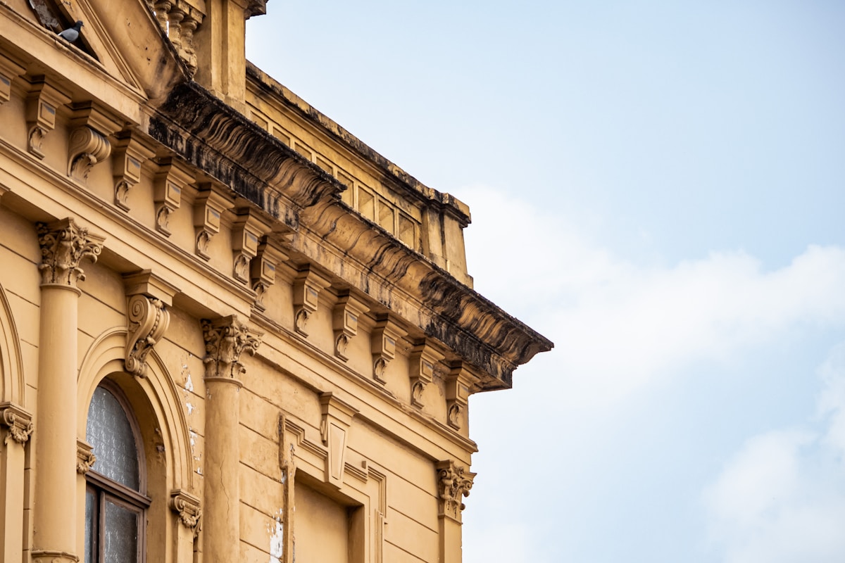 Façade ornementée d'un bâtiment historique en pierre.