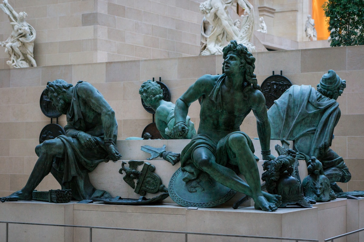 Sculptures de personnages mythologiques en bronze vert.
