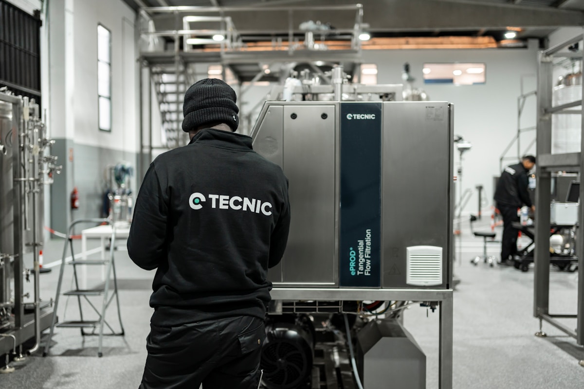 Technicien travaillant sur un équipement industriel dans un atelier.